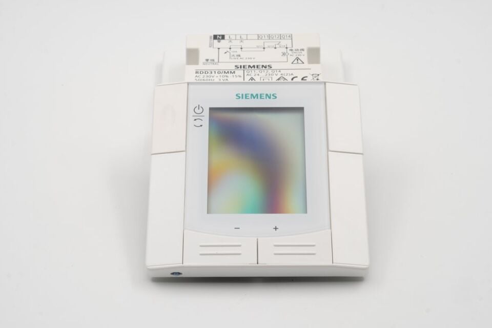 Siemens RDD310/MM Dijital Oda Termostatı 230 V — Sıva Altı, Beyaz